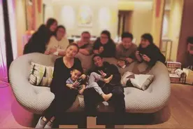 Jasper参加聚会软萌可爱 赤裸脚丫依偎父母身旁图片