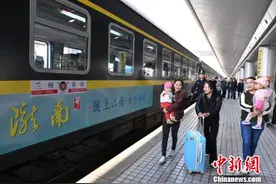 中铁兰州局推清明节“服务套餐” 环西部火车游专列火热图片