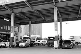 网友热议：自助加油机越来越多 车主惆怅，加油站也惆怅图片