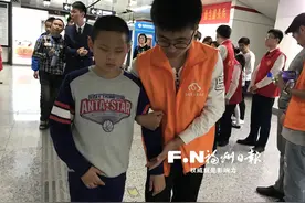 盲童体验无障碍乘地铁图片