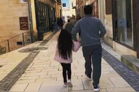 赵薇晒老公女儿牵手背影照 小四月生日在即粉丝送祝福图片