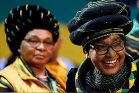 南非争议“国母”温妮·曼德拉去世 曾是反种族隔离旗帜人物图片