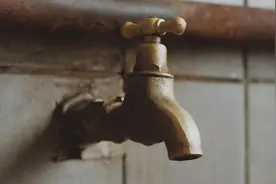 新骗局｜换水龙头要699元?还有更多小区骗局，提醒爸妈多个心眼图片