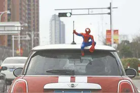 车顶玩偶隐藏大风险 万一引发事故保险理赔面临难题图片