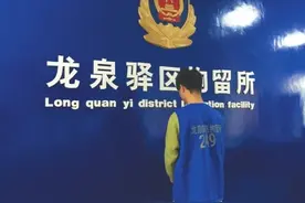 “疑因索酬不成摔死小狗”后续 摔狗女子与狗主人均被拘留图片