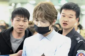 “偶像练习生”朱正廷穿蓝毛衫清爽帅气 被粉丝包围图片