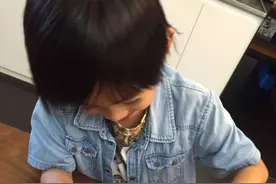 Kimi 自己动手做蛋糕，模样好认真图片