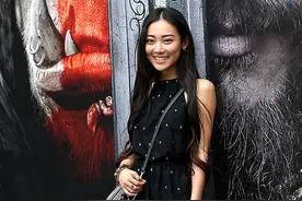 街拍：时尚街头秀，请您看看哪位美女帅哥与魔兽最搭？图片