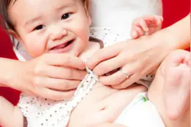 宝宝应该怎样正确穿衣呢？妈妈们快点来学习一下吧!图片