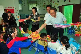 南郑县领导看望慰问少年儿童图片