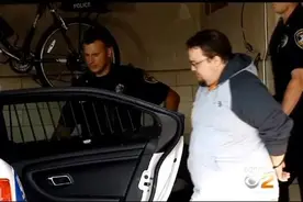 美国奇葩抢匪，扮钢铁侠拿按摩棒冒充炸弹图片