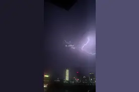 昨晚韶城的雷电！白娘子被法海镇压雷峰塔的即视感！图片