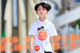 小小少年也有范，潍坊首届少儿模特时装节现场图片