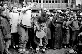 舞刀弄枪.胸口碎大石.清末.北京街头卖艺人图片