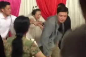 婚礼上 前男友抢婚 新娘飞起一耳光 但实情是这样的图片