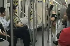 外国女孩地铁跳钢管舞各种造型撩人图片