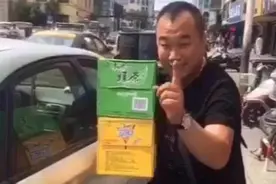 整蛊美女路人，结果笑尿了！图片