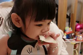 聊一聊关于宝宝吃饭的事情，你家孩子会这样乖乖吃饭吗？图片