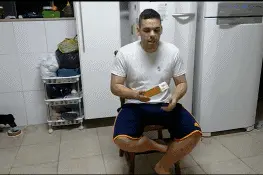 为了让狗狗主动吃药，他居然演起了宫心计，效果爆表图片