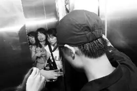 电梯故障，被卡在电梯里怎么办？不要惊慌，看他们是怎么处理的