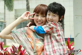 他因演唱《爱我你就抱抱我》而走红，现在长成这样图片