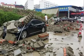 南宁暴雨|一汽配城围墙倒塌，多辆豪车被砸坏图片