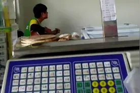 超市小伙深情吉他弹唱.黄家驹经典《喜欢你》图片