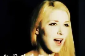 金发洋妞用自己创作的电音翻唱《敢问路在何方》，好有节奏感！图片