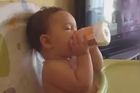 小宝宝自己抱着奶瓶喝奶奶，喝着喝着居然打瞌睡了，肉乎乎的好萌视频封面