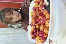 美女辣椒油拌鹌鹑蛋，带着壳吃着吃法都没见过！