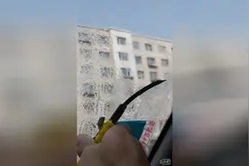 如何快速彻底的去除年检标的胶痕和粘贴静电贴视频封面