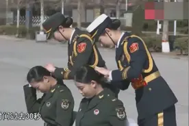 靓丽女兵个个英姿飒爽，看看他们扎个头发，标准有多严格