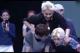 鹿晗玩叠叠乐根本托不动黄子韬, 全场爆笑，笑不停啊视频封面