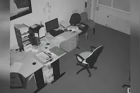 笔记本电脑夜间充电时爆炸燃烧引发火灾 整间办公室被烧毁