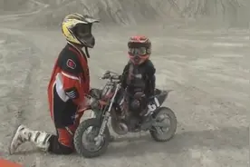 车欣赏 两岁萌娃骑摩托车表演危险特技 上演现实版暴力摩托视频封面