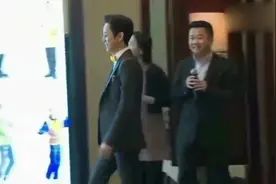 湖南主持人何炅家庭近照曝光，网友：和爸爸看着像爷孙视频封面