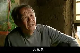 乡下大爷生病，村长送米邻居送鸡，不孝儿媳冷嘲热讽视频封面