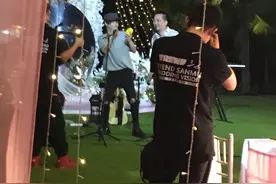 160607 花花三亚参加哥哥婚礼 献歌一曲《海阔天空》图片