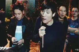 励志歌手王亮户外《江山无限》很适合这首歌声线不错现场很多人听视频封面