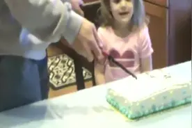 小萝莉过生日吹蜡烛，结果蜡烛没有吹灭，把自己头发给点着了视频封面