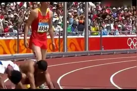 完整感受北京奥运会刘翔退赛全过程，观众痛哭，撕心裂肺的痛视频封面