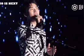 站子拍的《月光》现场版。我跟小伙伴都是哭着唱的。真的很感动。图片