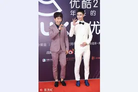 武大靖、韩天宇西装出席活动 颜值完爆日韩偶像！图片