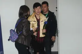 胡彦斌后台笑容满面 脸蛋发福撞脸“小岳岳”图片