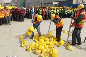 数百人围观，张北工地上38顶劣质安全帽被一起砸碎 不能让“坏帽子”坏了“金招牌”图片