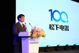 灵巧熨烫体面随行 松下迷你蒸汽挂烫电熨斗NI-GHA046新色上市图片