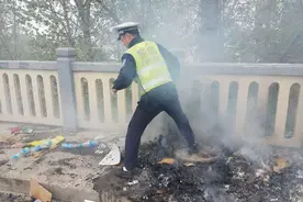 一车废品闹市区起火 周口沈丘交警紧急救援图片