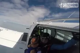 两男子3000米高空双人跳伞 第一视角体验图片