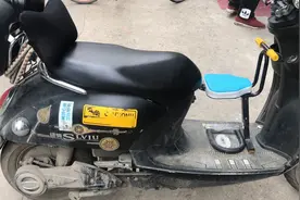 电动车脚踏板上加装儿童座椅 交警:此举违法有安全隐患图片