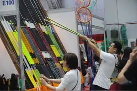 炮竿之王35米长 使用要配望远镜 90后垂钓族花上万元买钓具图片